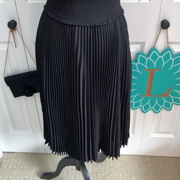 Fabulous LBD blouson dress featuring a smocked waist & accordion pleats - Picture 5 of 15